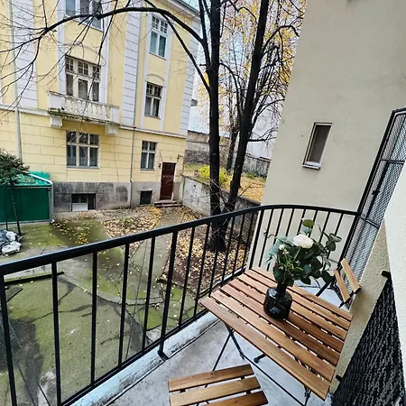24 Center Apartment *