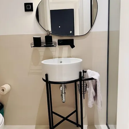 24 Center Apartment *