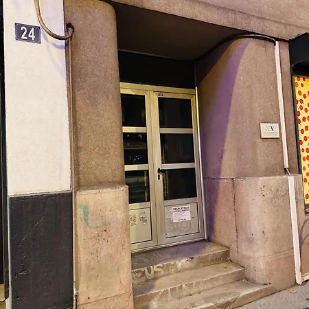 24 Center Apartment *